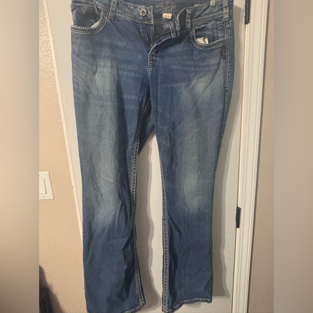 Silver jeans, no wear and tear. Good shape Suki style. Bootleg